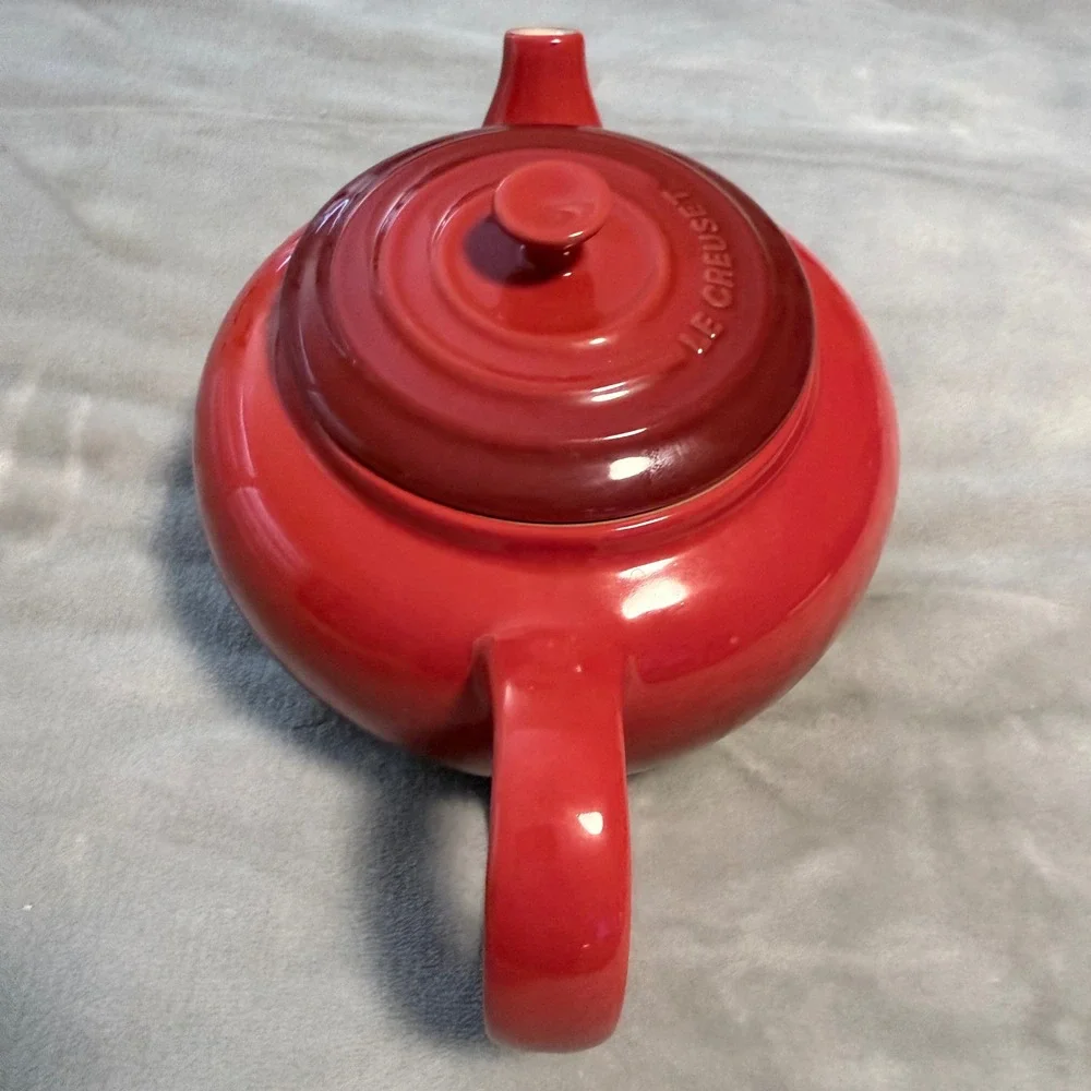 Le Creuset Cerise Red Stoneware Short Round Teapot 22 oz Unused No Infuser